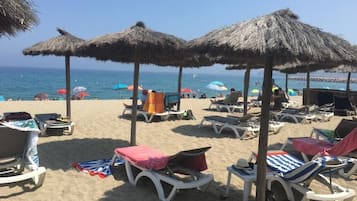 Playa en los alrededores, camastros y toallas de playa