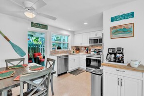 Réfrigérateur, micro-ondes, plaque de cuisson, lave-vaisselle