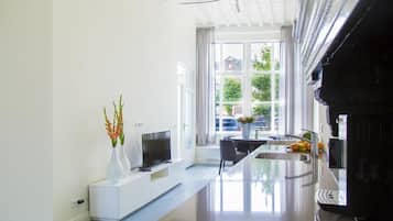 Apartment, Patio (Briljant Appartement) | Living room | 105-cm flat-screen TV with digital channels, Smart TV, Netflix