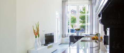 公寓, 庭院 (Briljant Appartement) | 客廳 | 105-公分平面電視、數位頻道、智慧型電視、Netflix