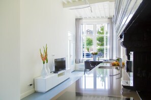 Appartement, patio (Briljant Appartement) | Salle de séjour | Télévision à écran plat de 105 cm avec chaînes numériques, TV connectée