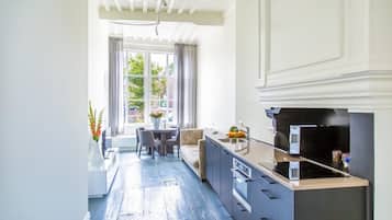 Appartement, patio (Briljant Appartement) | Cuisine privée | Grand réfrigérateur, micro-ondes, plaque de cuisson, lave-vaisselle