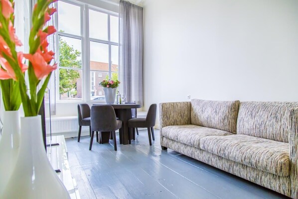 Apartment, Terrasse (Briljant Appartement) | Wohnzimmer | 105-cm-Flachbildfernseher mit Digitalempfang, Smart-TV, Netflix