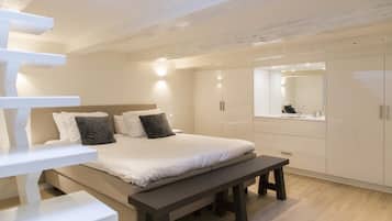2 bedrooms, desk, laptop workspace, blackout curtains