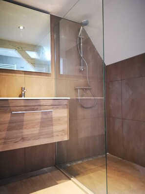 Apartment, 1 Schlafzimmer, Küche, Hafenblick (Panoramisch Appartement) | Badezimmer | Dusche, Regendusche, kostenlose Toilettenartikel, Haartrockner