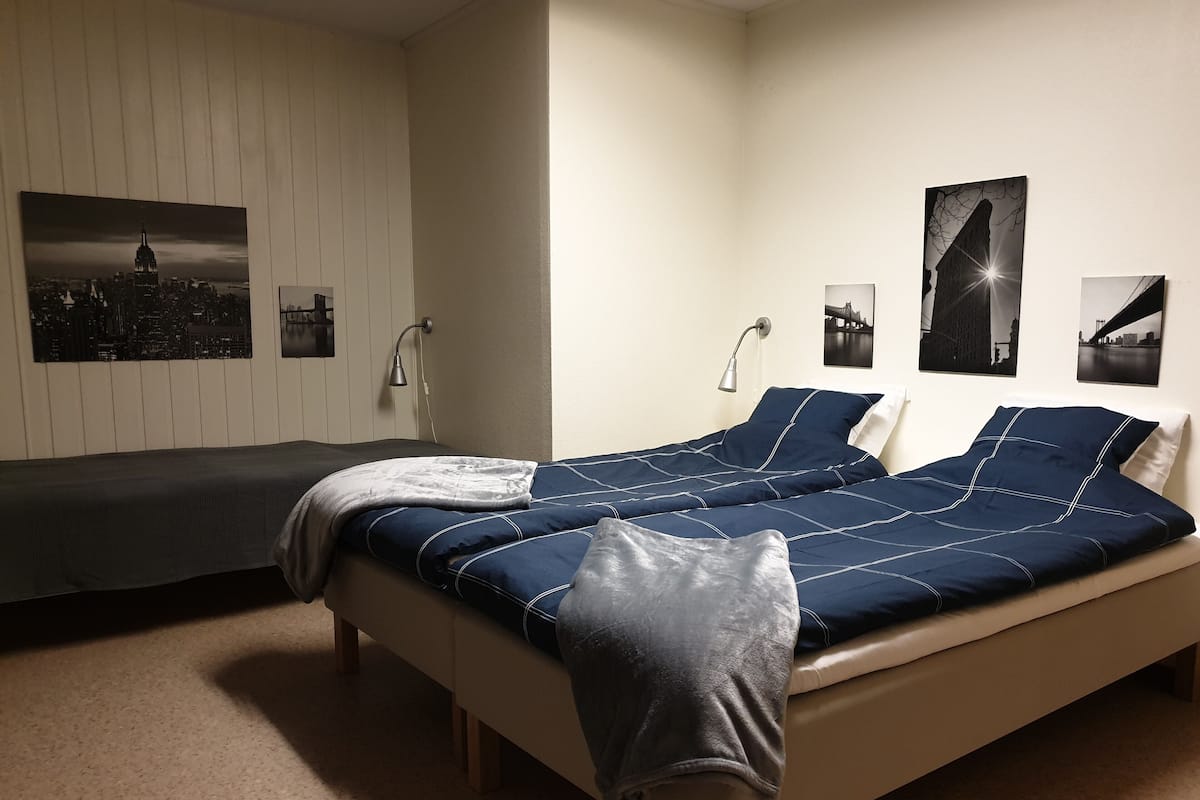 Familien-Dreibettzimmer, Gemeinschaftsbad | Individuell dekoriert, individuell eingerichtet, kostenloses WLAN