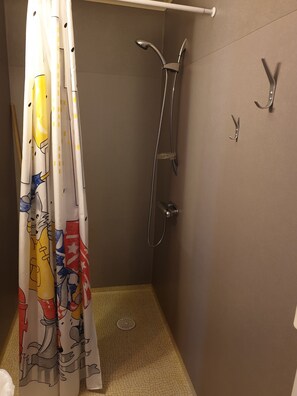 Economy Room, Shared Bathroom | Bathroom shower - Bönan Rumsuthyrning (Domsjö)