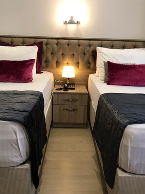 Premium bedding, minibar, in-room safe, individually decorated - Port Di Pera Hotel (Istanbul)