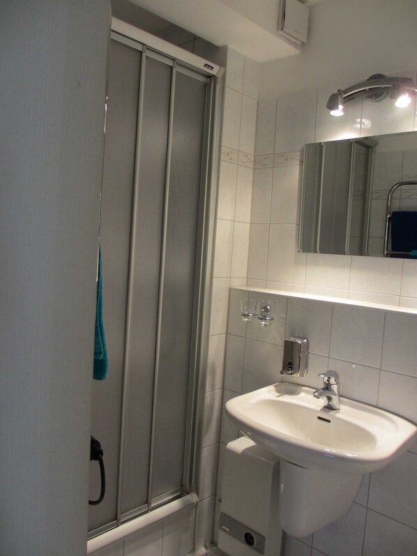 Haartrockner, Handtücher, Seife, Toilettenpapier