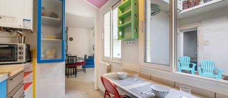 Kylskåp, mikrovågsugn, ugn och spishäll