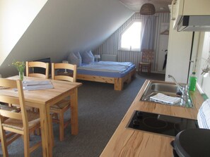 1 Schlafzimmer, Reisekinderbett, Bettwäsche