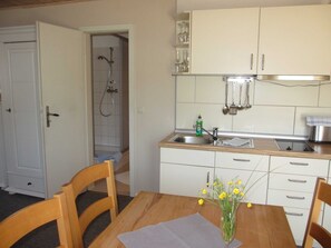 Fridge, dishwasher, toaster, high chair - Apartment 3 - Ferienhaus Woge (Insel Hiddensee)