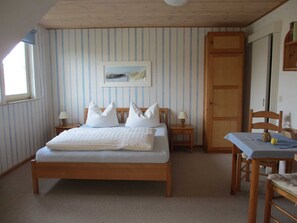 1 bedroom, travel crib, bed sheets