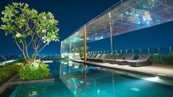 Piscina externa, guarda-sóis, espreguiçadeiras