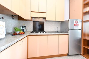 Kühlschrank, Mikrowelle, Wasserkocher mit Kaffee-/Teezubehör