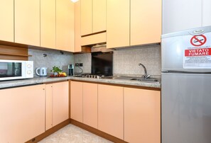 Geladeira, micro-ondas, cafeteira/chaleira, chaleira elétrica