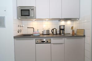 Een koelkast, een magnetron