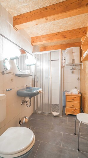 Hårføner, såpe og toalettpapir