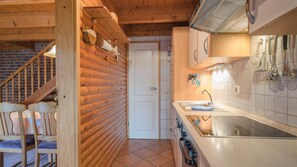 ثلاجة، فرن، غسالة أطباق، كر سي للأطفال