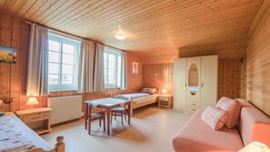 2 عدّة غرف نوم وخزنة داخل الغرفة وواي فاي وملاءات أسرّة