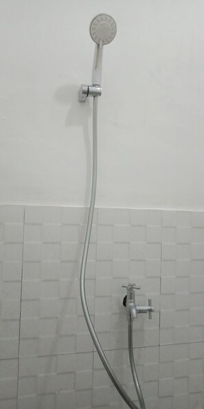 Standard-Doppelzimmer | Dusche im Bad