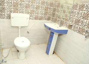 Shower, free toiletries, towels