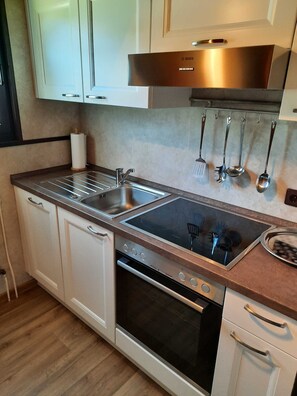 Fridge, oven, dishwasher, coffee/tea maker