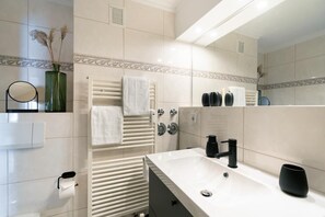 Unclassified image, 2 of 14, button