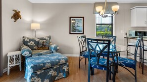 Una Smart TV, una chimenea, un reproductor de DVD