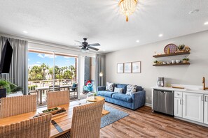 Smart TV, DVD player - Modern Updates, 1 Minute to the Beach!  + Free Attraction Tickets! (Santa Rosa Beach)