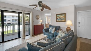 Smart TV, DVD player - Minutes to the Beach, 2 Pools, Tennis + Free Attraction Tickets! (Santa Rosa Beach)