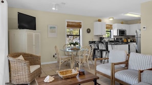 Un espacio habitable compacto con comedor, cocina y zona de estar.