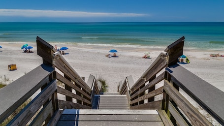 Una spiaggia nelle vicinanze. Hidden Beach 228 - 2nd Floor unit; Vicino alla spiaggia