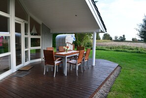 Outdoor dining - Framehouse - 80 sqm ground and at the end of an impasse (Fehmarn OT Lemkendorf)