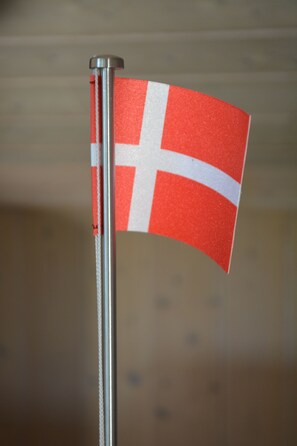 A flagpole with a flag. - Framehouse - 80 sqm ground and at the end of an impasse (Fehmarn OT Lemkendorf)