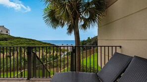 Property grounds - Gulf Front 1st Floor Condo, Beach Setup, Sleeps 8 + Free Attraction Tickets! (Seagrove Beach)