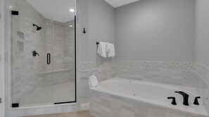 Dusche, Whirlpool, Haartrockner, Handtücher