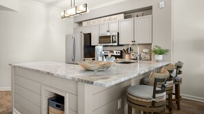 ثلاجة، ميكروويف، فرن، موقد طهي مسطح