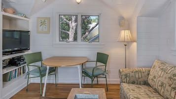 Tv, dvd-spelare, böcker och en stereo