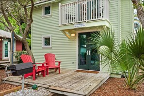 Terrace/patio - Margarita Days, Located in Seaside, Sleeps 4 + Free Attraction Tickets! (Seaside)