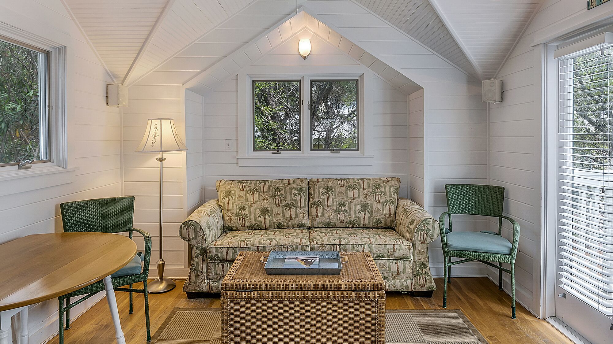 Télévision, lecteur de DVD, livres, chaîne hi-fi