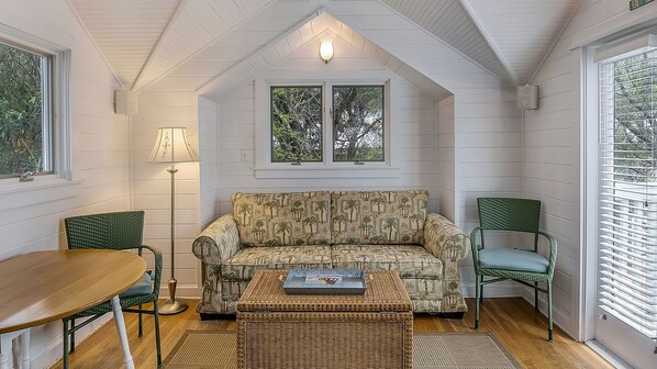 Téléviseur, lecteur de DVD, livres, chaîne audio