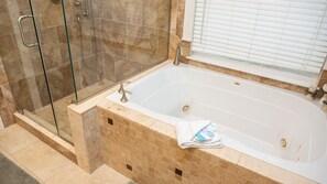 Combined shower/tub, jetted tub, towels