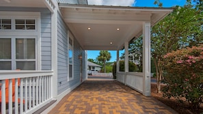 Terrace/patio - Bright Beachy, 6 mins to the Gulf, 2 Pools, Tennis + Free Attraction Tickets! (Santa Rosa Beach)