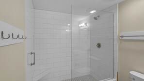 Shower, towels, soap, shampoo - Emerald Hill 9- Gulf Front - Seagrove Beach + Free Attraction Tickets! (Santa Rosa Beach)