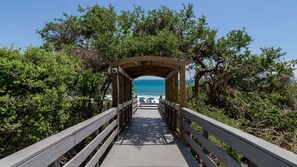 Property grounds - Gulf Front in One Seagrove Place, 6th Floor View, Pool, Gym + Free Tickets! (Santa Rosa Beach)