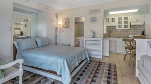 Tabla de planchar con plancha, wifi gratis, ropa de cama