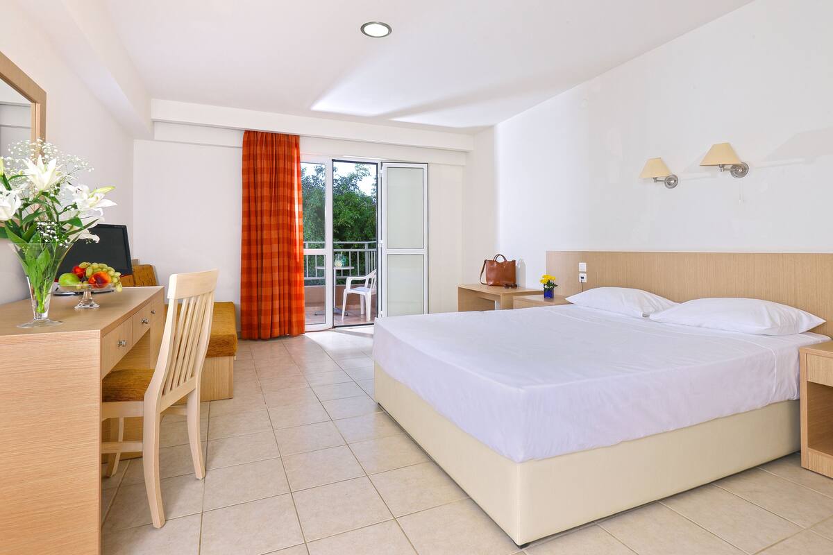 Basic Triple Room | Desk, soundproofing, iron/ironing board (on request), WiFi (free)