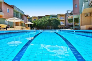 Outdoor pool - Cosman Hotel Apartments (Hersonissos)