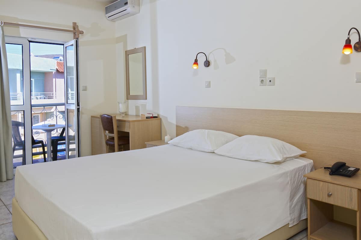 Habitación básica con 1 cama matrimonial o 2 individuales | 1 habitación, escritorio y insonorización